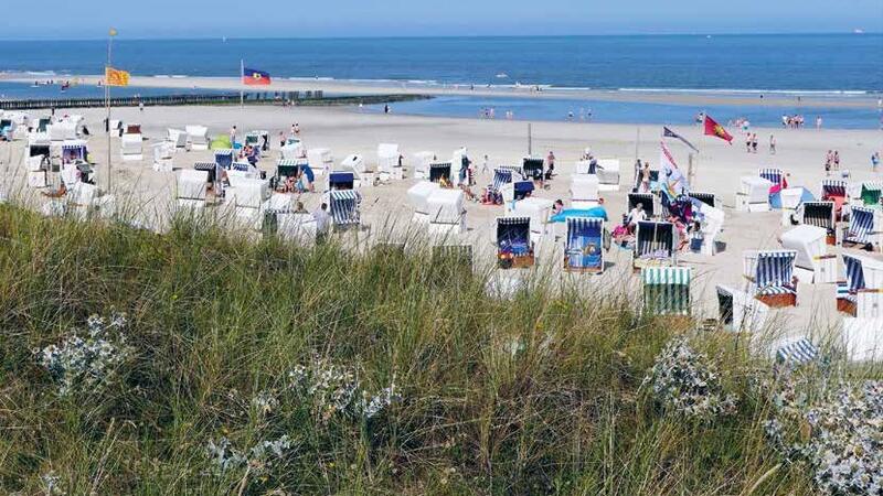 Touristic beach. Hans-Ulrich Rösner.